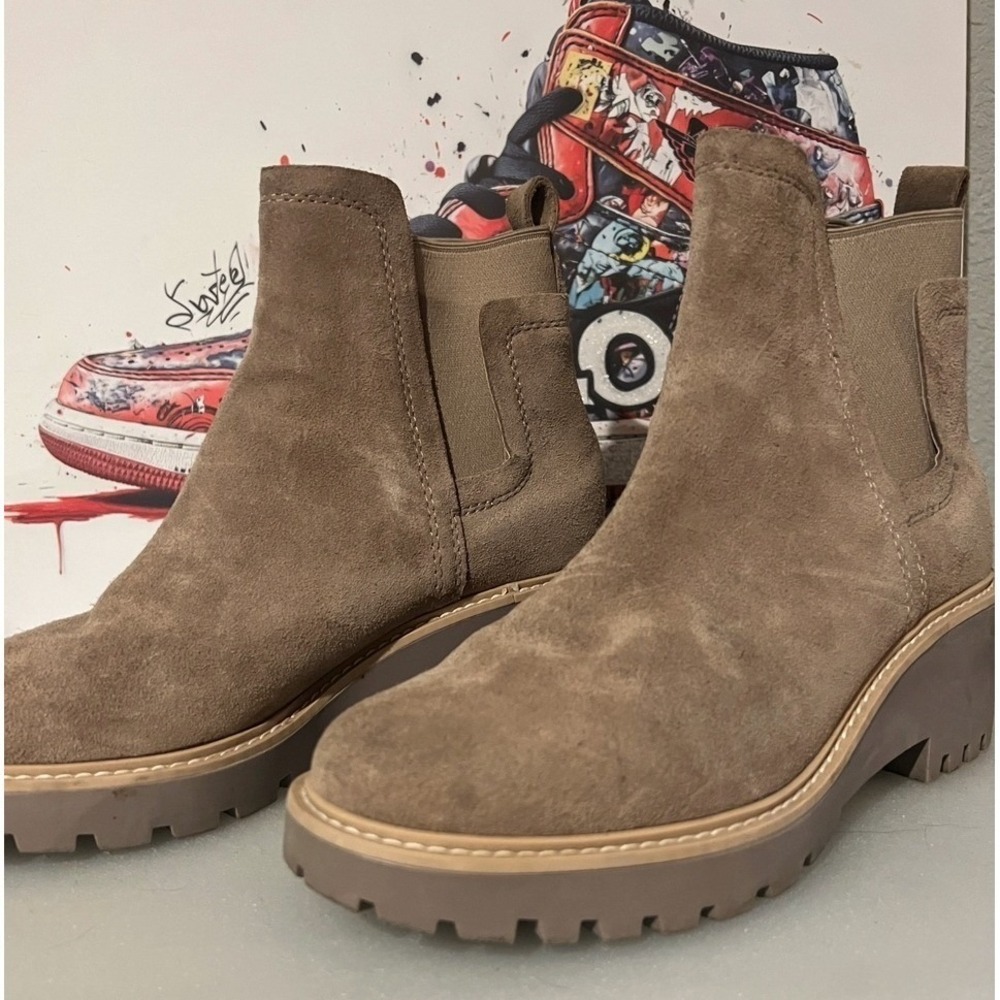 Dolce Vita Haily Chelsea Boots Womens 8M Taupe Suede EUC Lug Sole Platform Haily